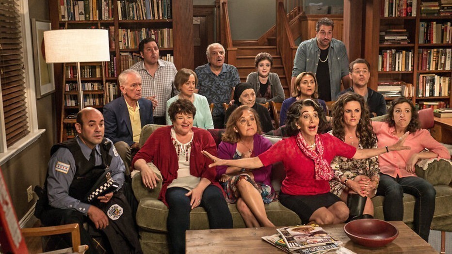 De familie Portakalos maakt er een Grieks potje van De familie Portakalos maakt er een Grieks potje van