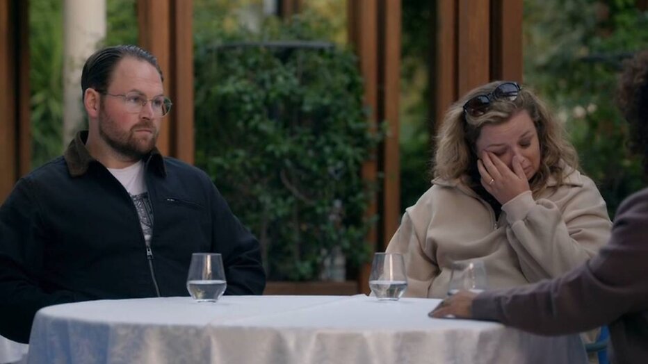 Kyle en Danique praten met expert Anne.