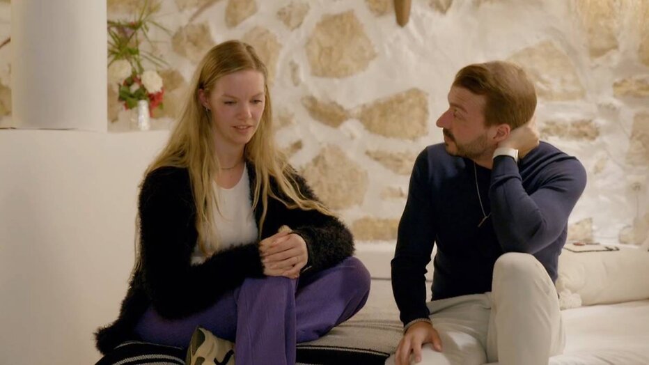 Kirsten en Luigi voeren een ongemakkelijk gesprek.