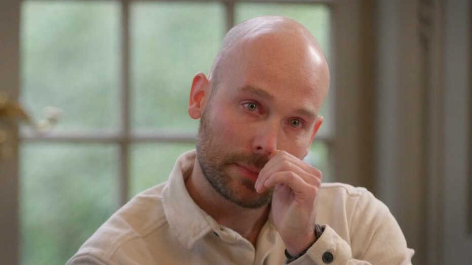 Stefan in tranen na het voorlezen van zijn brief.