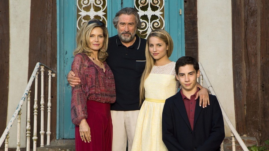 Michelle Pfeiffe, Robert De Niro, Dianna Agron en John D'Leo in Malavita Michelle Pfeiffe, Robert De Niro, Dianna Agron en John D'Leo in Malavita