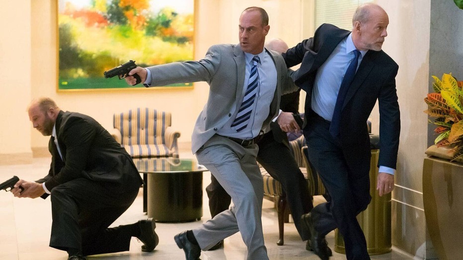 Christopher Melloni en Bruce Willis in Marauders