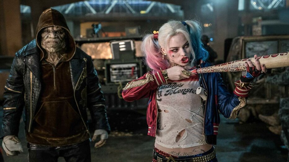 Adewale Akinnuoye-Agbaje en Margot Robbie in The Suicide Squad Adewale Akinnuoye-Agbaje en Margot Robbie in The Suicide Squad