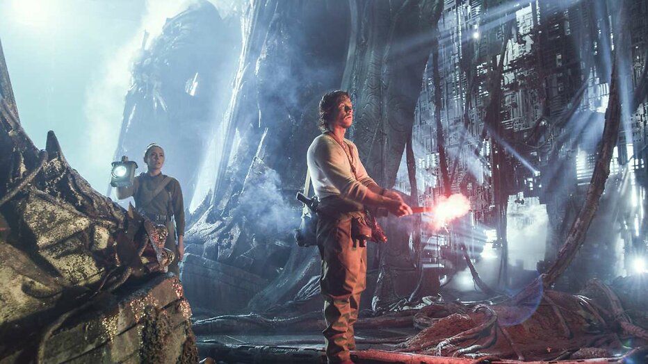 Laura Haddock en Mark Wahlberg in Transformers: The Last Knight
