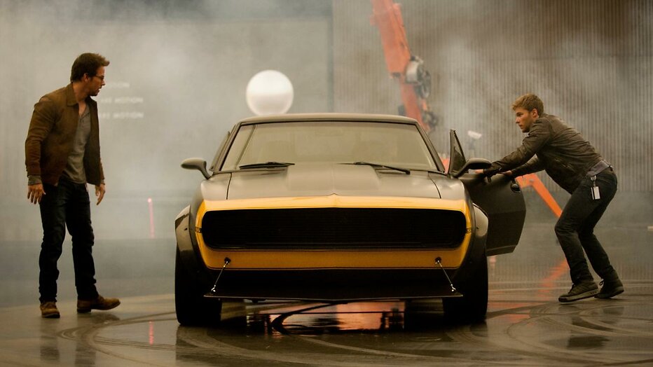 Mark Wahlberg en Jack Reynor in Transformers: Age of Extinction