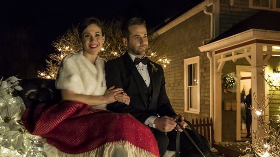 Erin Krakow en Nial Matter in Marrying Father Christmas Erin Krakow en Nial Matter in Marrying Father Christmas