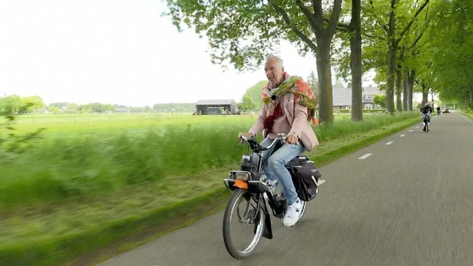 Martien Meiland op de solex