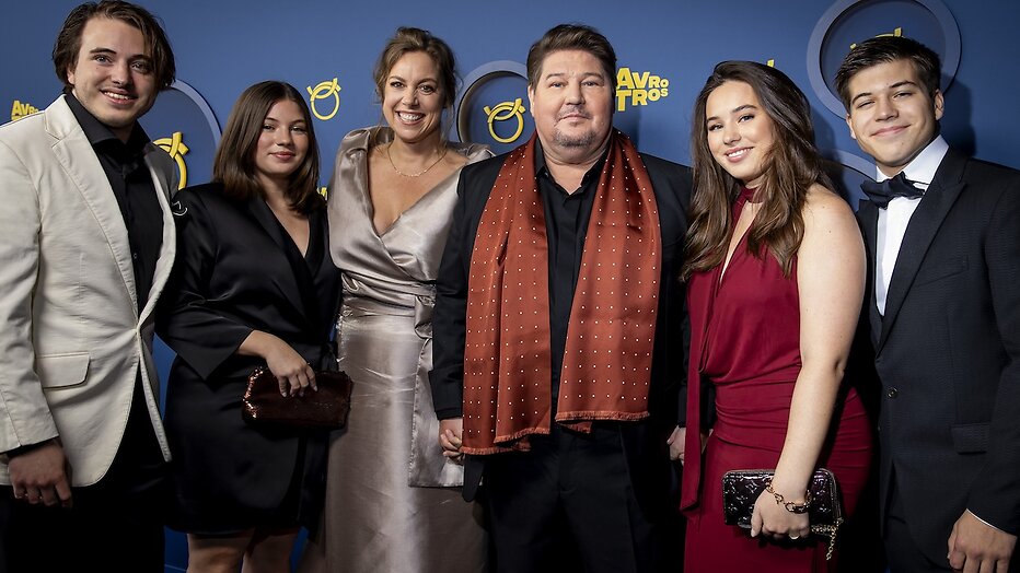 Martijn Krabbé met zijn gezin op het Gouden Televizier-Ring Gala