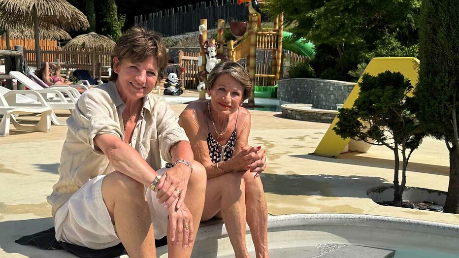 Martine van Os met reisleider Evelyne