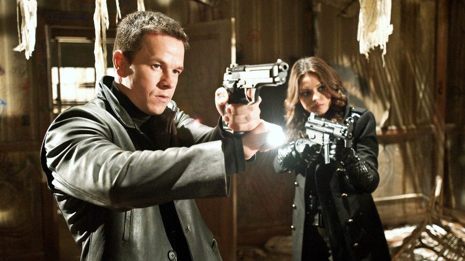 Mark Wahlberg en Mila Kunis in Max Payne