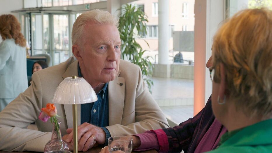 André van Duin ontvangt de gasten en begeleidt ze in het programma.