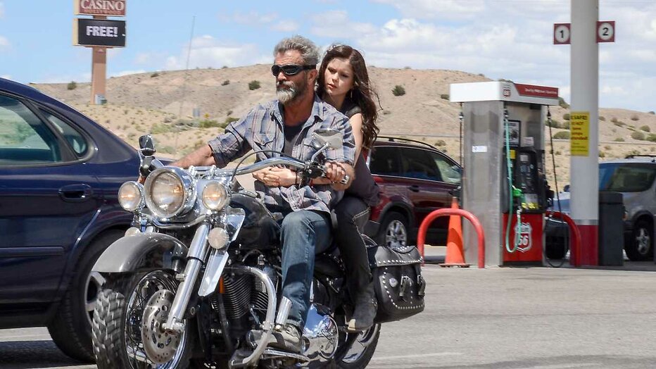 Mel Gibson en Erin Moriarty in Blood Father