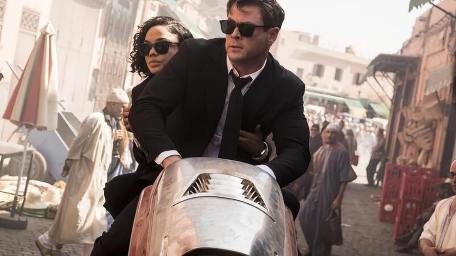 Tessa Thompson en Chris Hemsworth Tessa Thompson en Chris Hemsworth