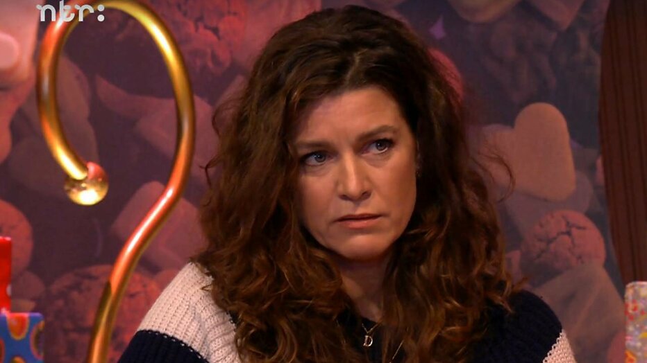 Merel draagt de ketting in Het Sinterklaasjournaal.