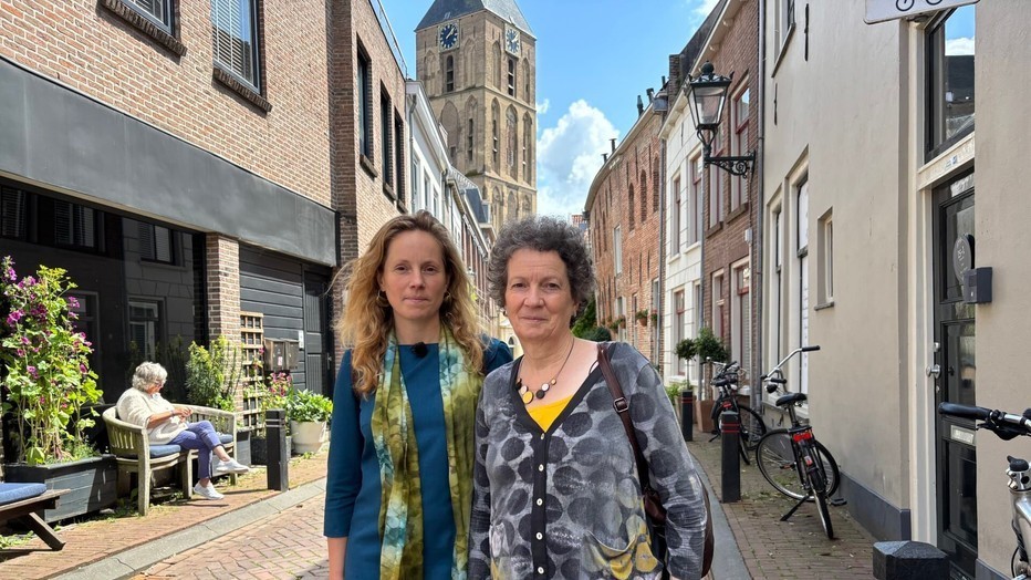 Karin de Lange en moeder Elske in Met De Dominee