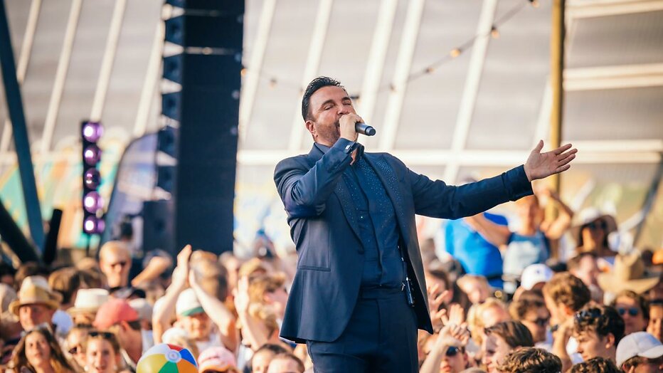 Mick Harren tijdens 20 Jaar Muziekfeest op het Plein