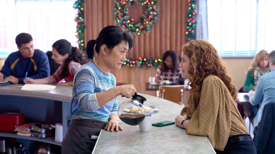 Jean Yoon en Sarah Drew in Mistletoe Murders