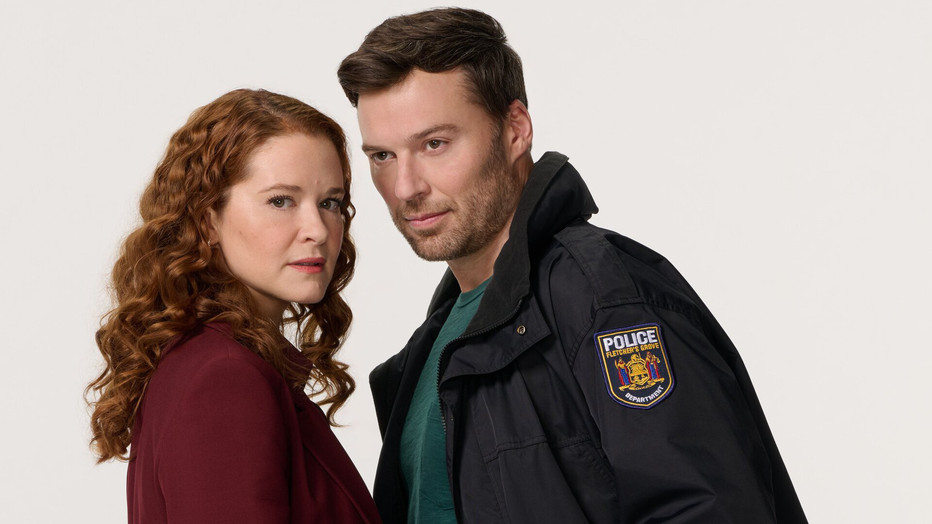 Sarah Drew en Peter Mooney in Mistletoe Murders