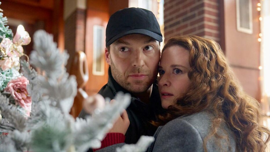 Peter Mooney en Sarah Drew in Mistletoe Murders