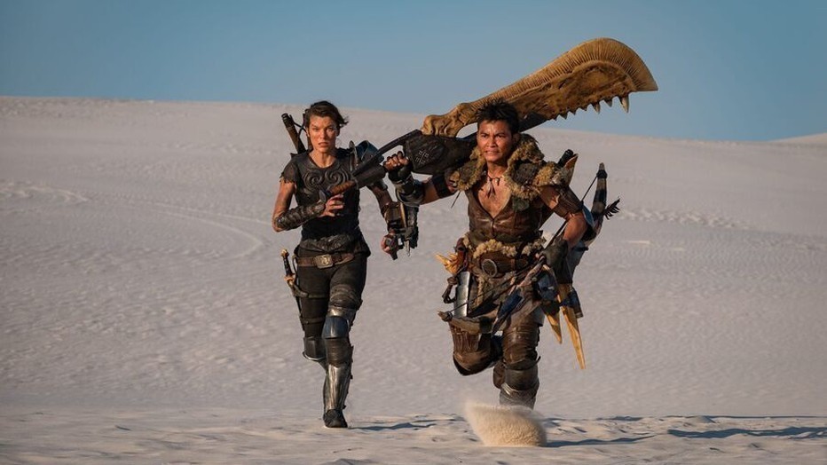 Milla Jovovich en Tony Jaa in Monster Hunter