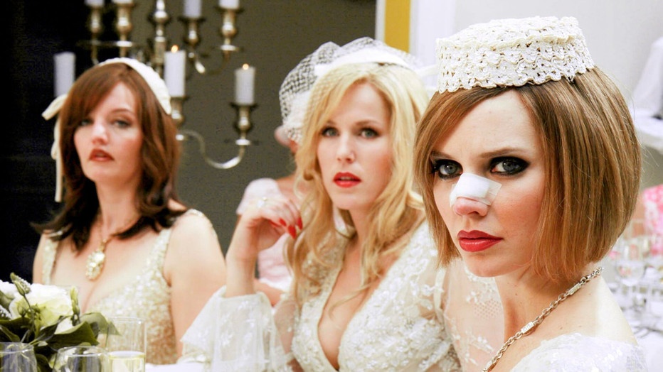 Sanne Wallis de Vries, Hadewych Minis en Bracha van Doesburgh in Moordwijven