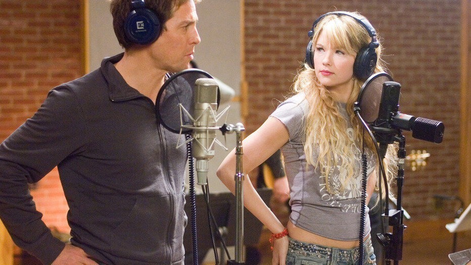 Hugh Grant en Haley Bennett in Music and Lyrics