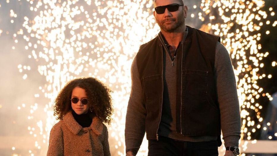 Dave Bautista en Chloe Coleman in My Spy