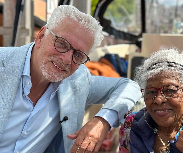 Jan Slagter verrast de Amsterdamse tante es in MAX Maakt Mogelijk