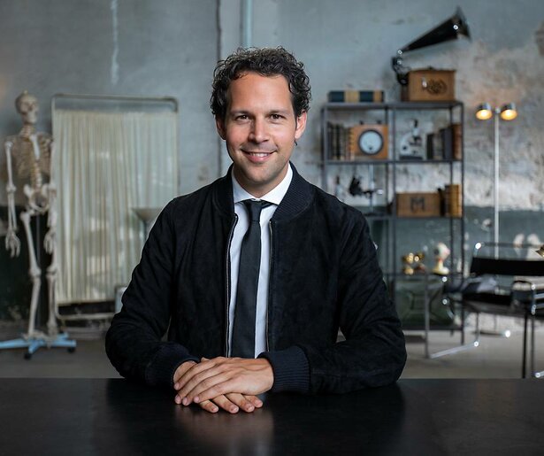 Victor Mids presenteert driedelige special 10 Jaar MINDF*CK