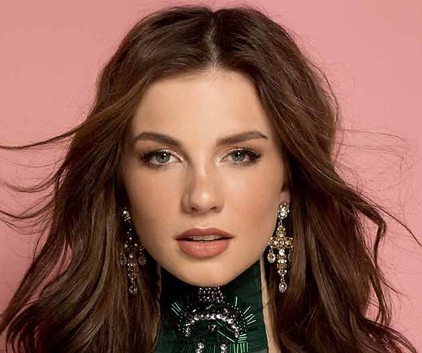 Maan heeft verkering met Tony Peroni