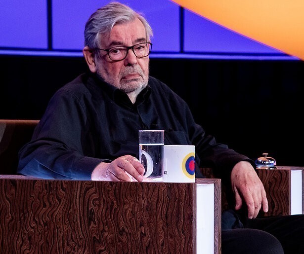 Iconisch belletje Maarten van Rossem weg uit De Slimste Mens
