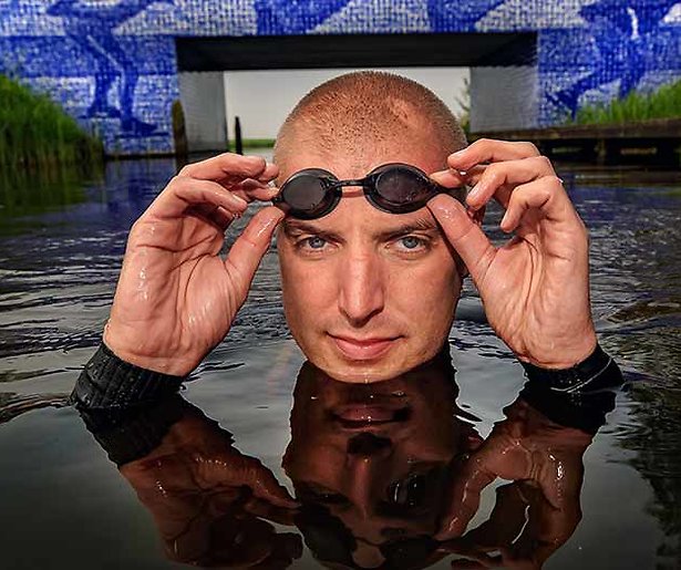 Maarten van der Weijden zwemt Elfstedentocht