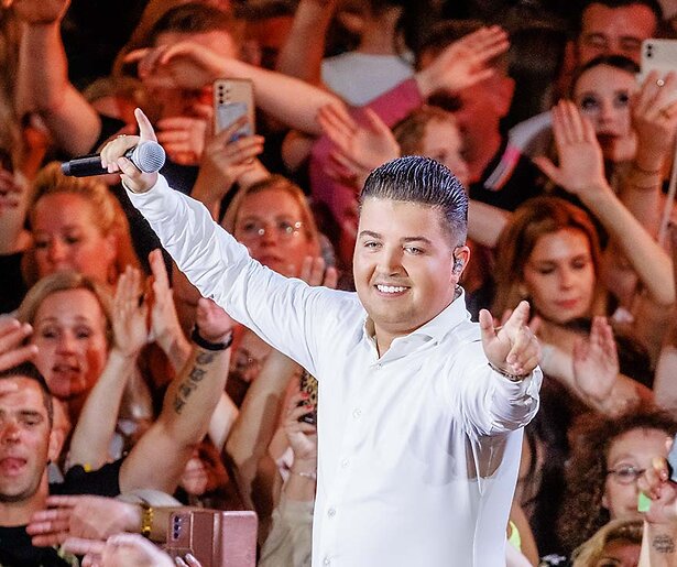 Marco Schuitmaker viert carnaval in Sterren NL Carnaval