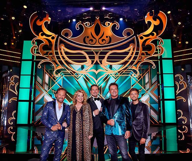 O jee, brand in The Masked Singer-studio