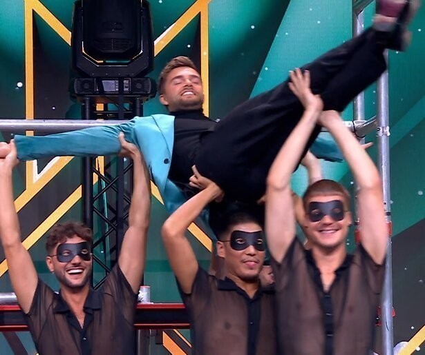 De TV van gisteren: Halve finale Masked Singer op handen gedragen