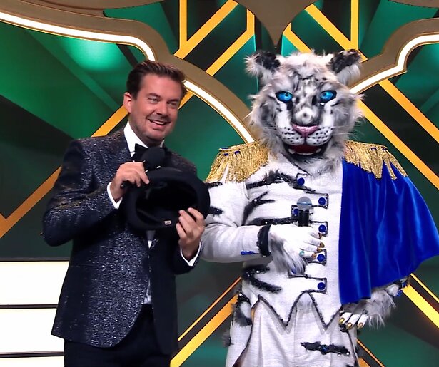 De TV van gisteren: Masked Singer neemt petje af voor Oranje