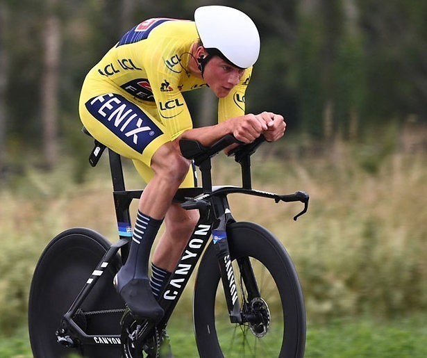 Mathieu van der Poel stapt op de mountainbike in Tokio