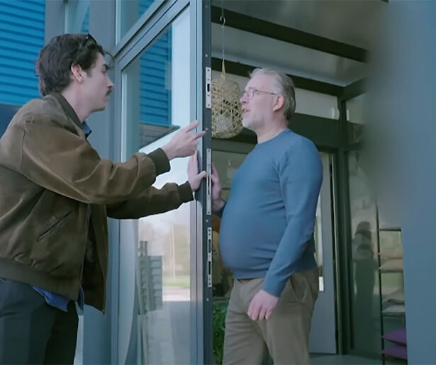 Max Terpstra belaagd door boze keukenboer in Kassa: 'Ik moet je gigantisch op je bek slaan eigenlijk'