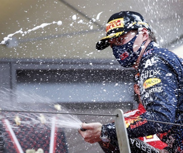 De TV van gisteren: 1,3 miljoen kijkers voor iconische overwinning Max Verstappen