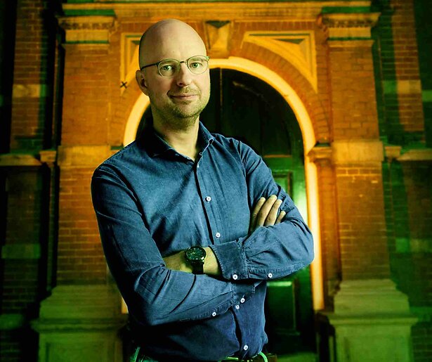 Sophie Derkzen en Tim de Wit presenteren nieuwe NPO-talkshow Bureau Buitenland