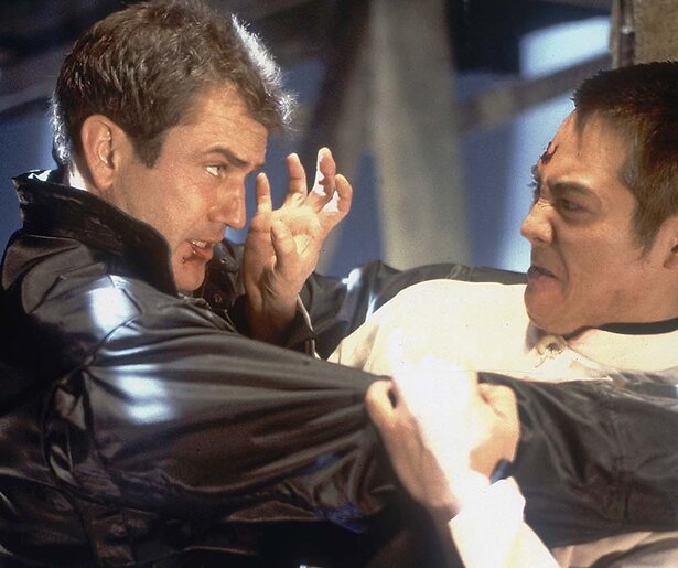 Danny Glover en Mel Gibson krijgen het aan de stok met de Chinese Maffia in Lethal Weapon 4