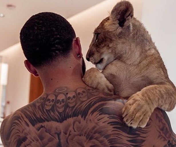 Memphis Depay krijgt kritiek vanwege lijgerwelp in videoclip