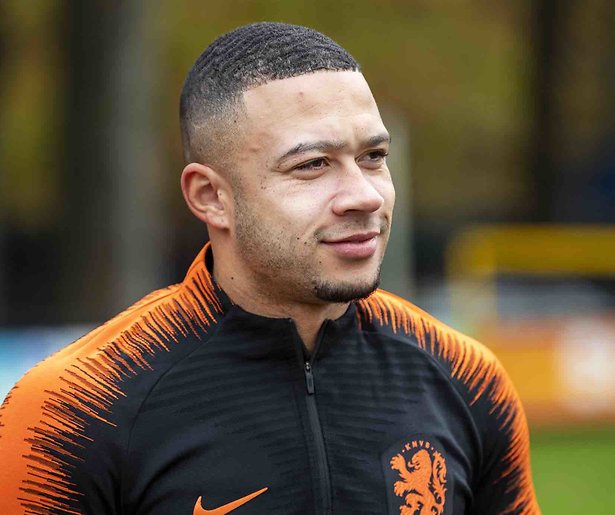Iedereen boos op Memphis Depay na foto met leeuwenwelp