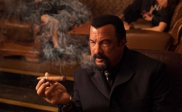 Steven Seagal beukt er ouderwets op los