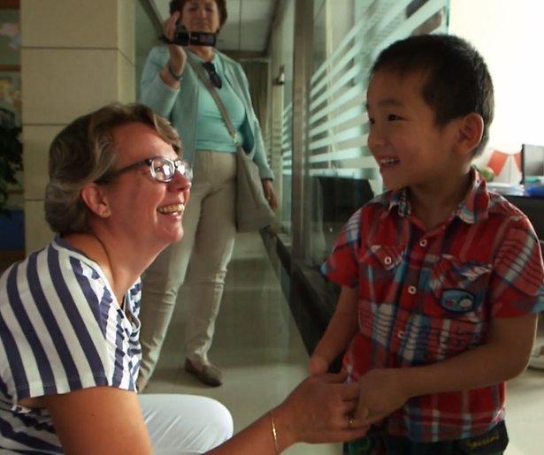 Videosnack: Levi vliegt zijn nieuwe familie in de armen