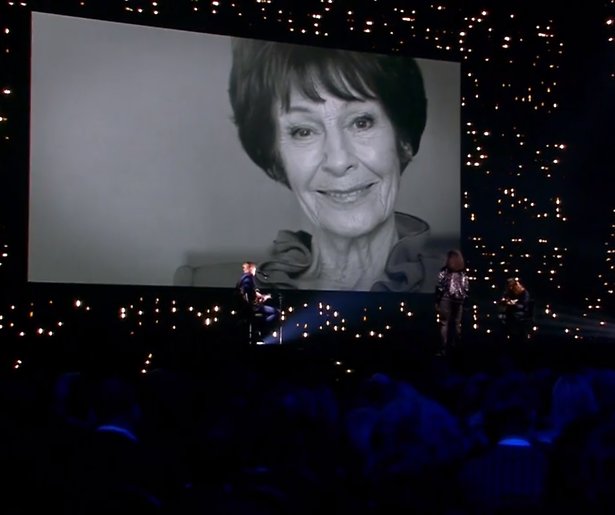 Videosnack: Emotioneel eerbetoon aan Mies Bouwman tijdens Televizier-Ring Gala