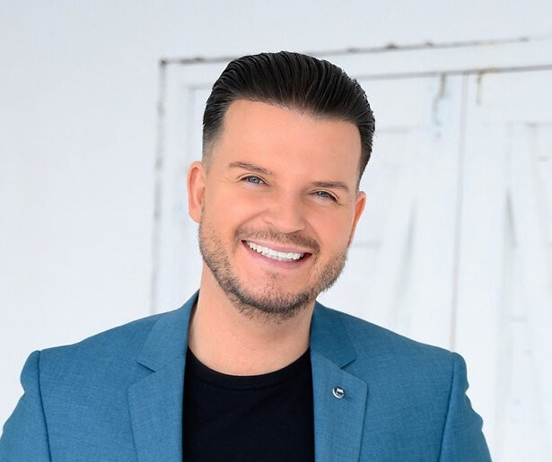 René Karst, Tommie Christiaan, Frank van Etten, Roy Donders en Mike Peterson zingen met elkaar in Kom Je bij Me Eten VIPS