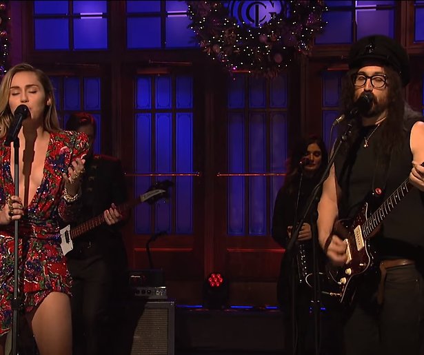 Videosnack: Miley Cyrus zingt Happy X-MAS (War is over) bij SNL