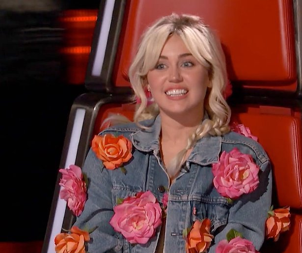Miley Cyrus betaalt huur The Voice-kandiaat