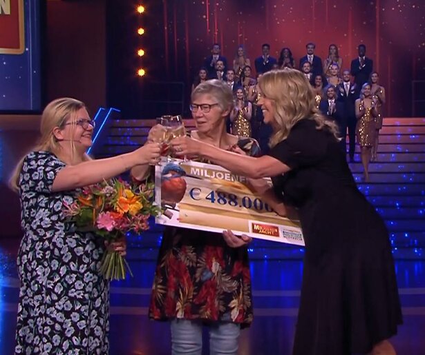 Video: Miljoenenjacht-winnaar Bertha verrast vriend met enorm geldbedrag